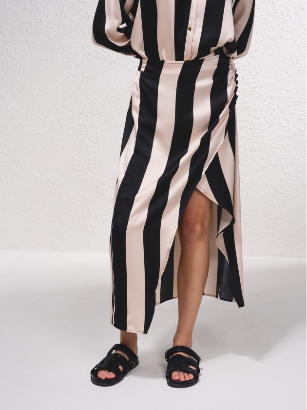 Saia midi com abertura  frente