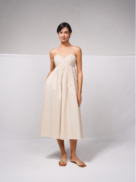 Vestido de alas com franzido nas costas