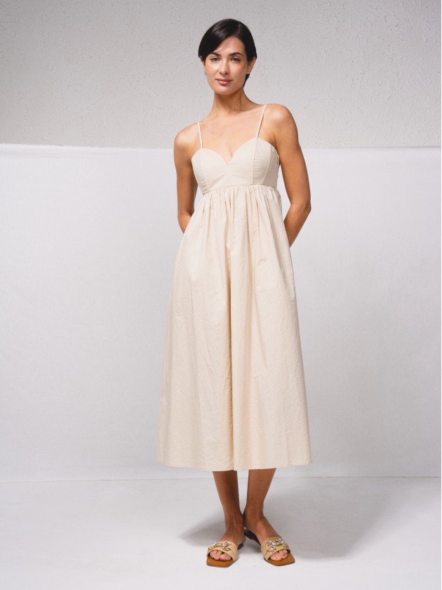 Vestido de alas com franzido nas costas