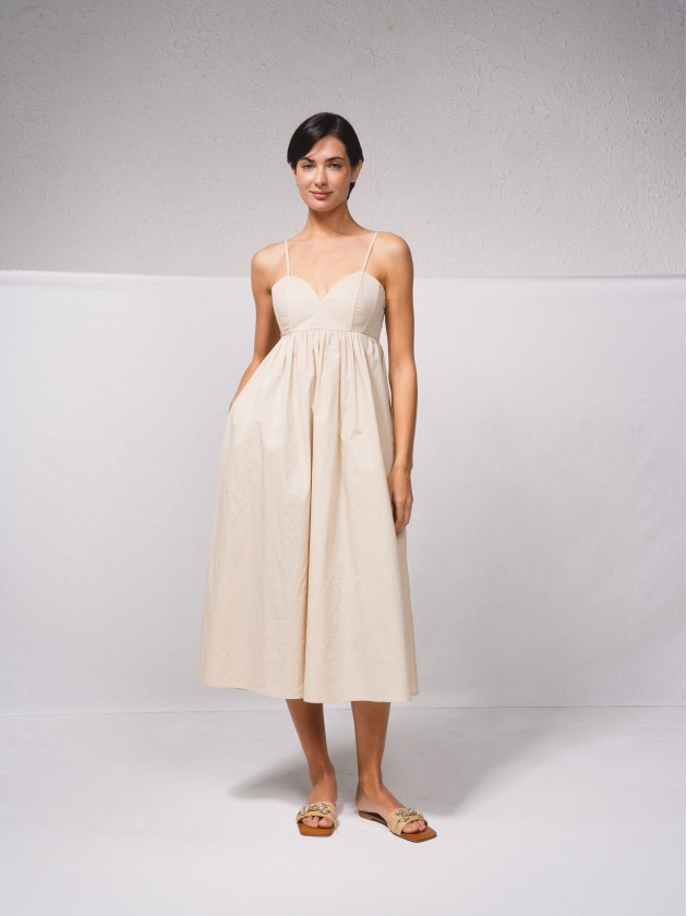 Vestido de alas com franzido nas costas