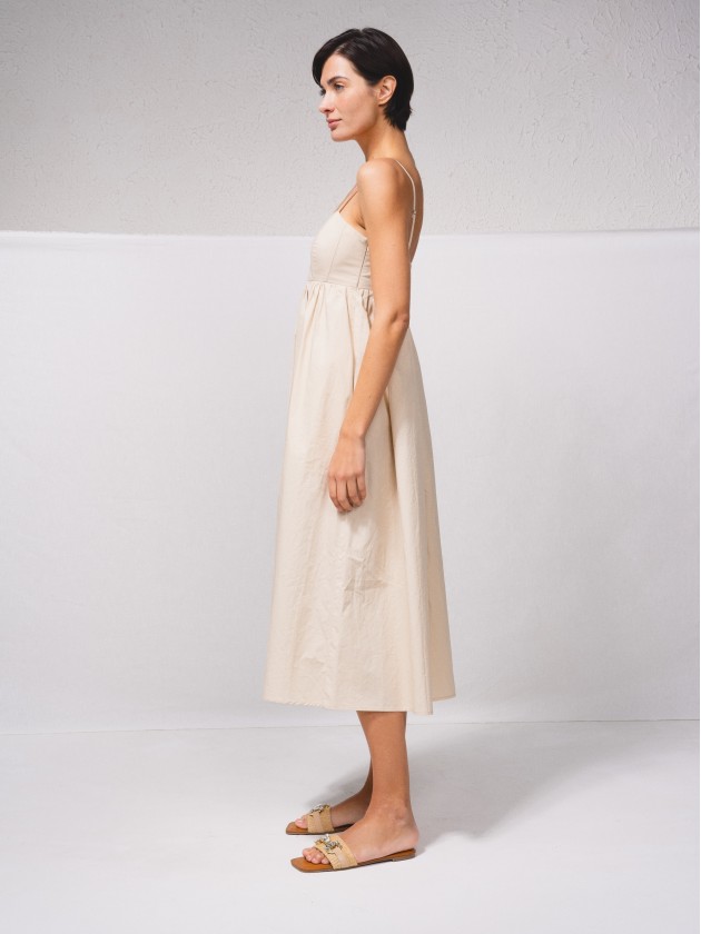 Vestido de alas com franzido nas costas
