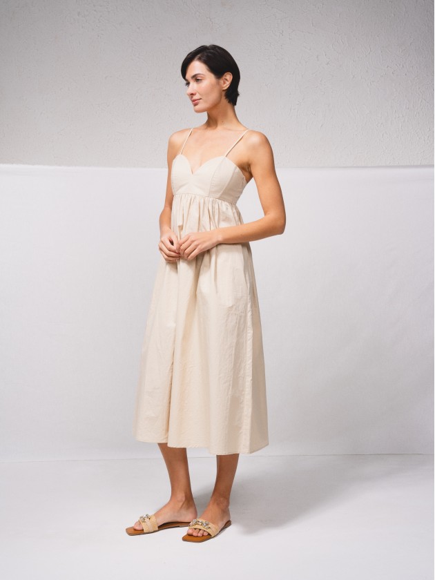 Vestido de alas com franzido nas costas