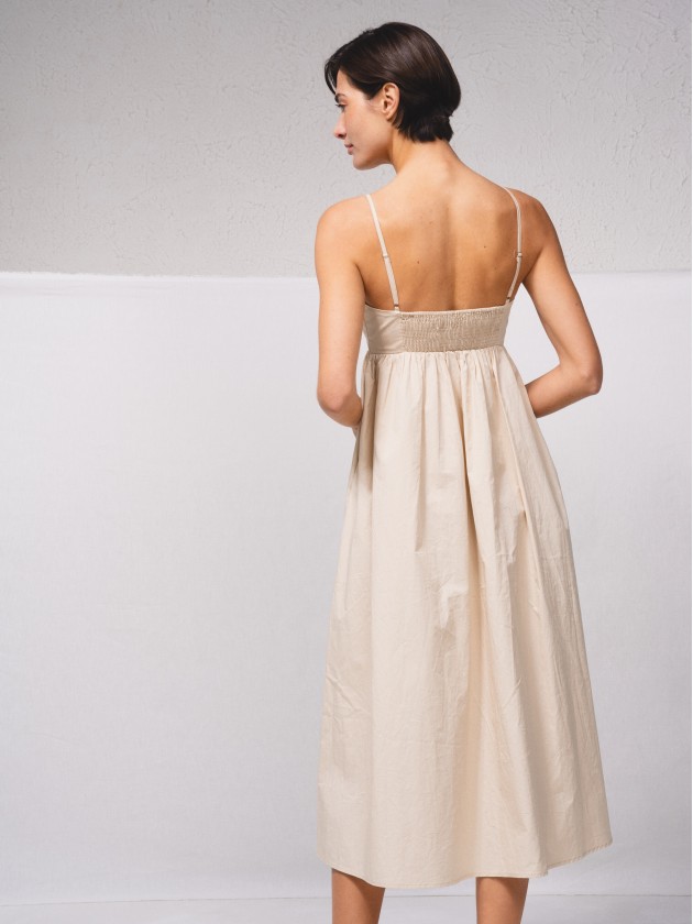 Vestido de alas com franzido nas costas