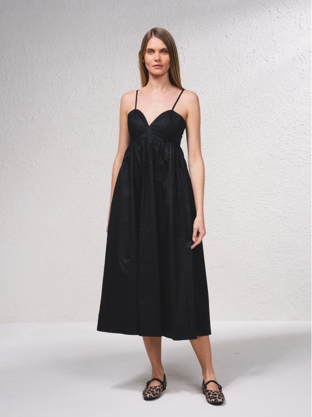 Vestido de alas com franzido nas costas