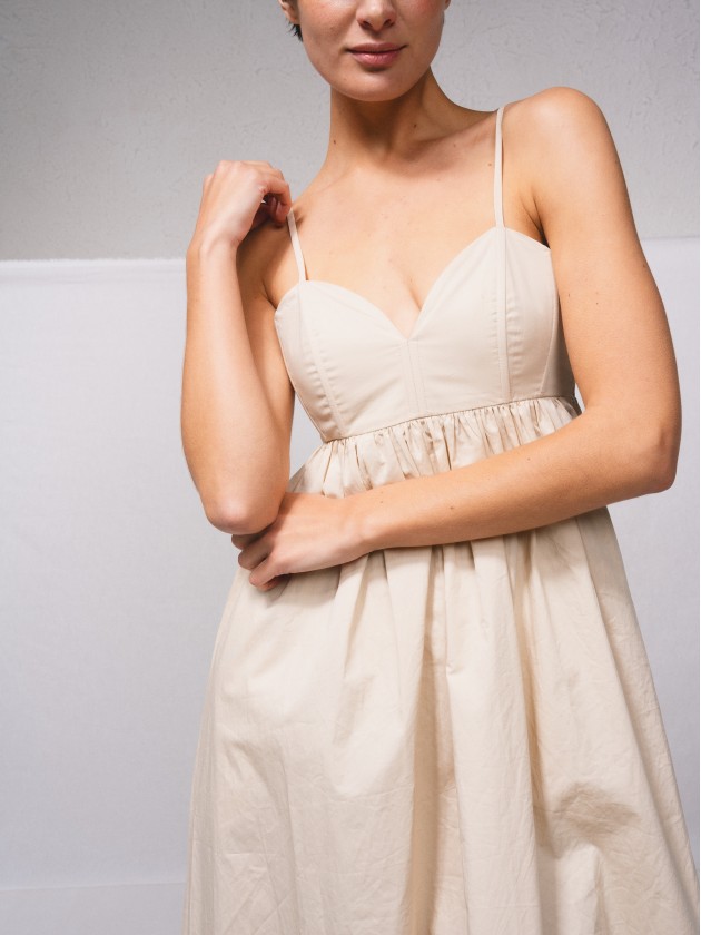 Vestido de alas com franzido nas costas