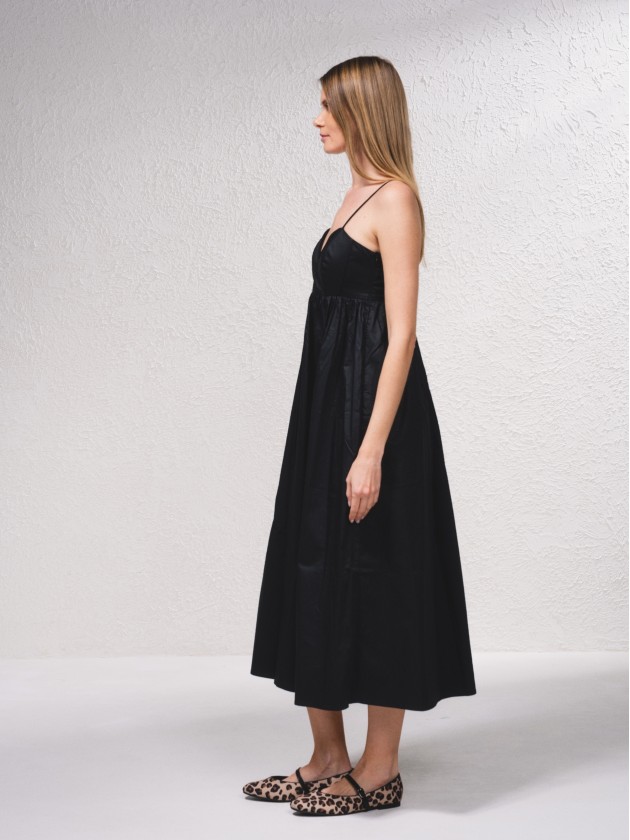 Vestido de alas com franzido nas costas
