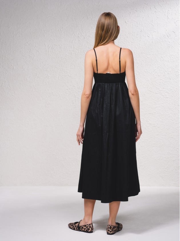 Vestido de alas com franzido nas costas