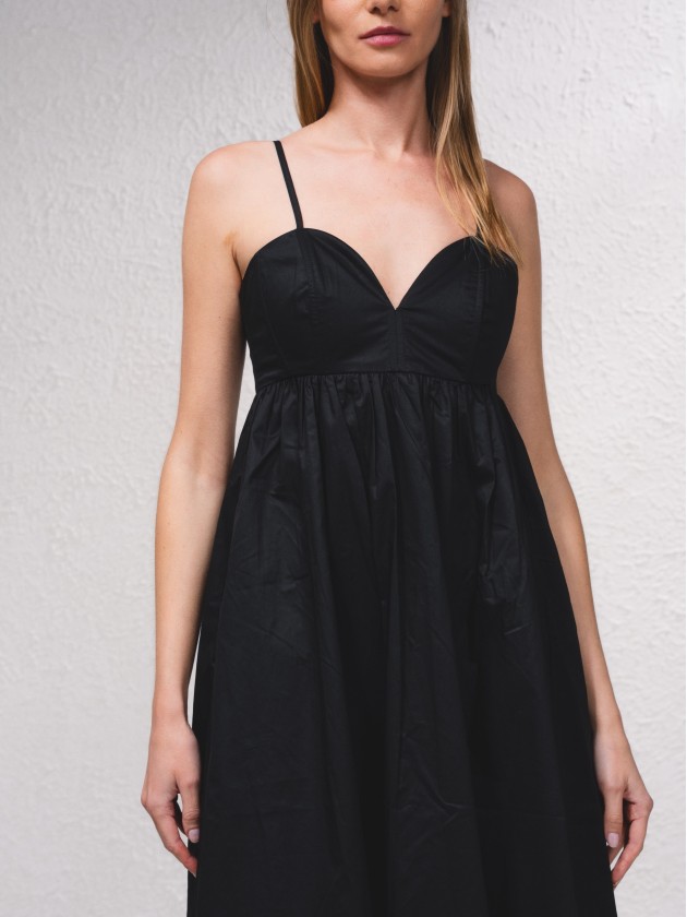 Vestido de alas com franzido nas costas