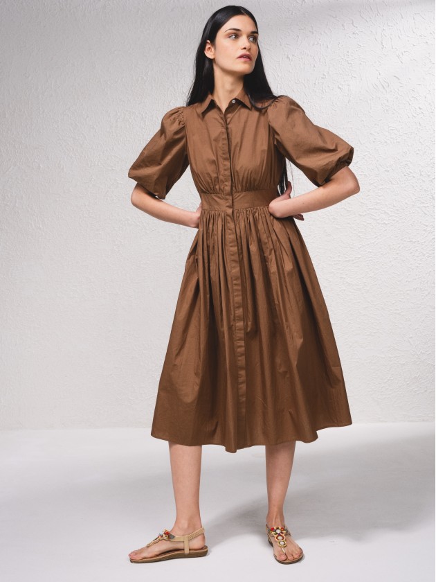 Vestido midi com fecho de botes  frente
