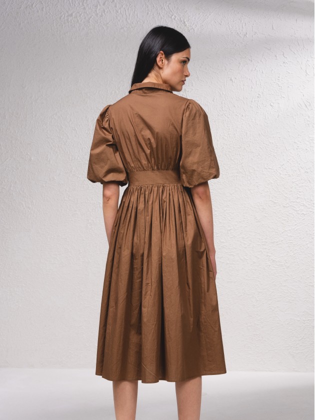 Vestido midi com fecho de botes  frente