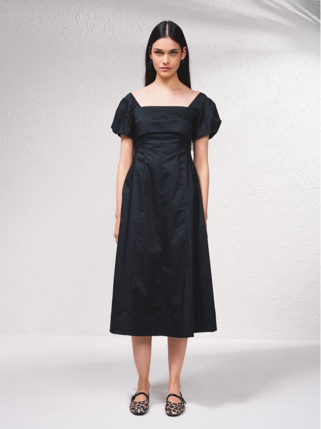 Vestido comprido e decote quadrado