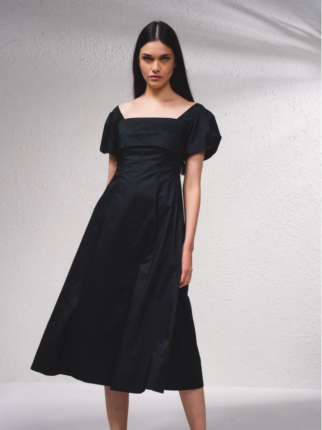 Vestido comprido e decote quadrado
