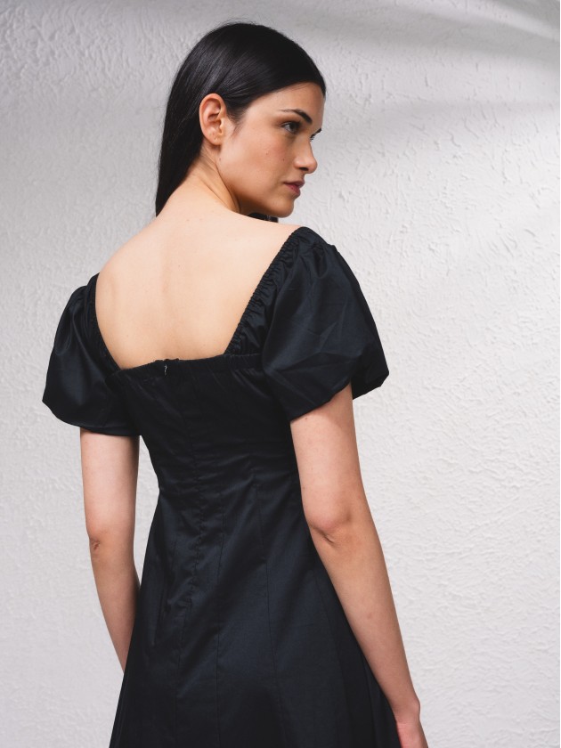 Vestido comprido e decote quadrado