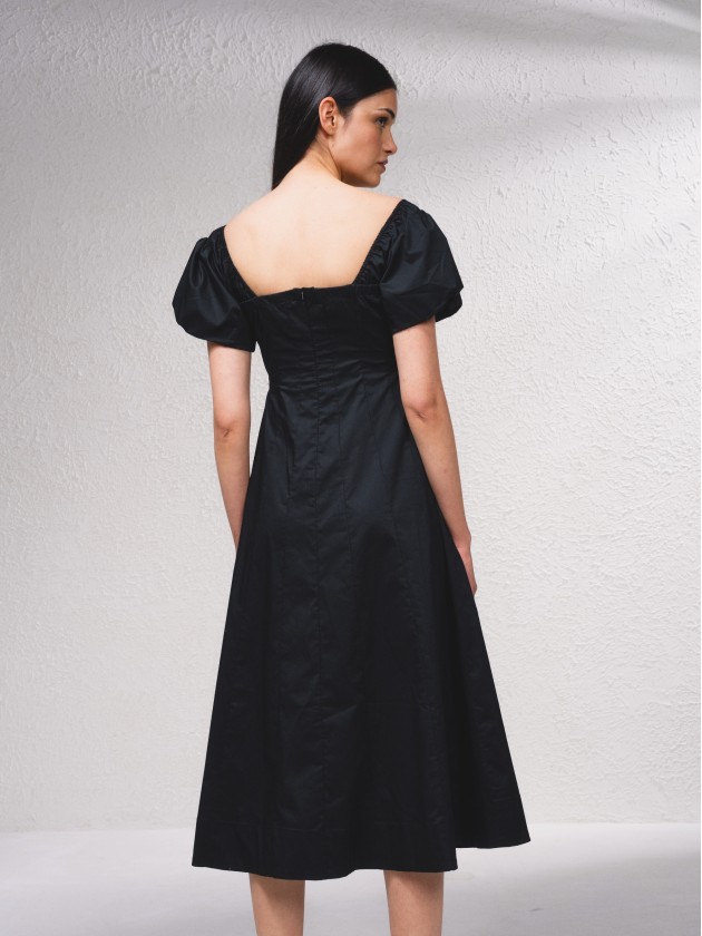 Vestido comprido e decote quadrado