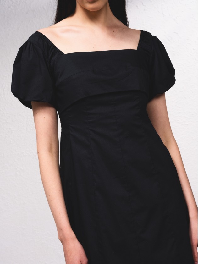 Vestido comprido e decote quadrado