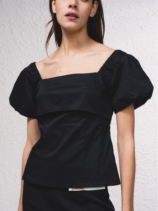 Blusa com decote quadrado
