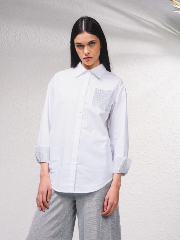 Camisa com aplicaes brilhantes