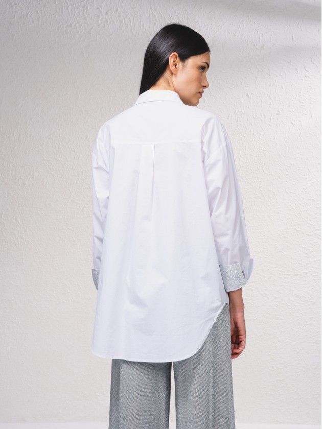 Camisa com aplicaes brilhantes