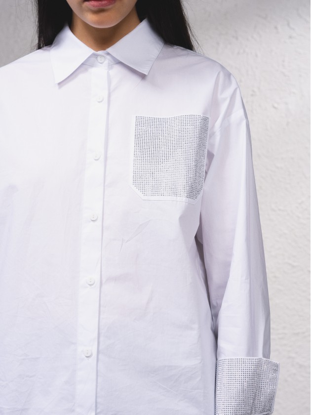 Camisa com aplicaes brilhantes