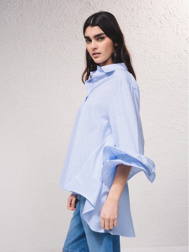 Blusa s riscas com pormenor nas mangas