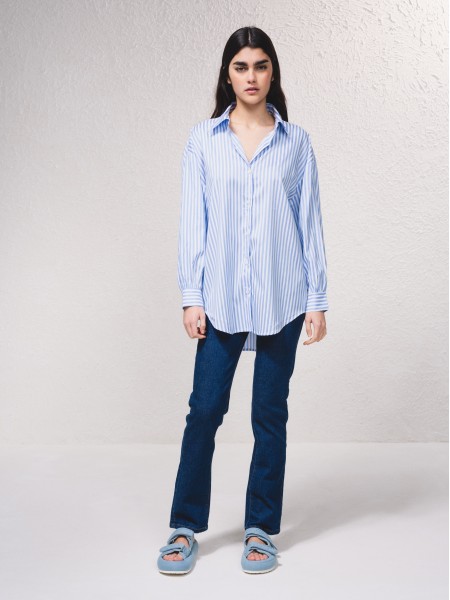 Camisa s riscas e fecho de botes