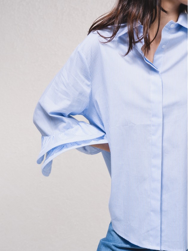 Blusa s riscas com pormenor nas mangas