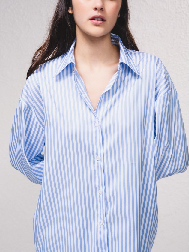 Camisa s riscas e fecho de botes