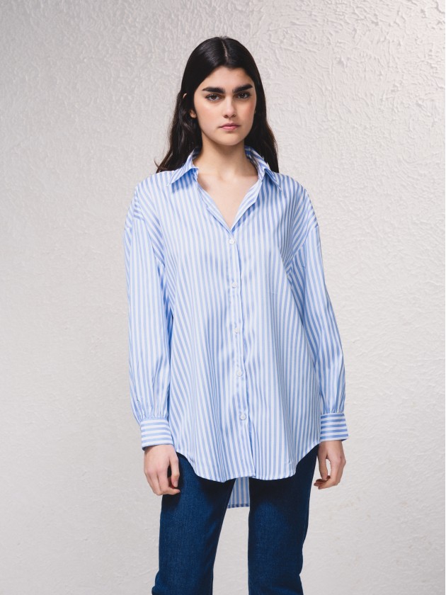 Camisa s riscas e fecho de botes