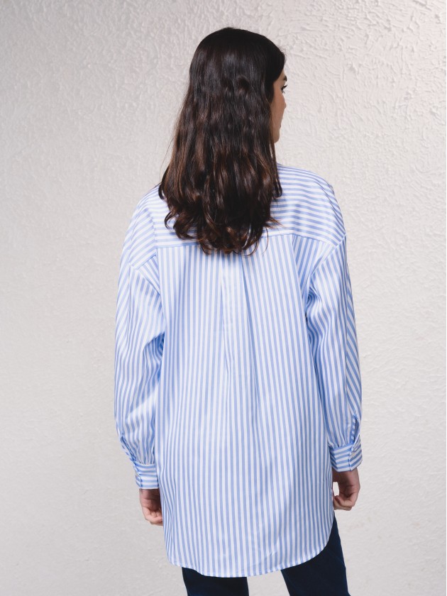 Camisa s riscas e fecho de botes