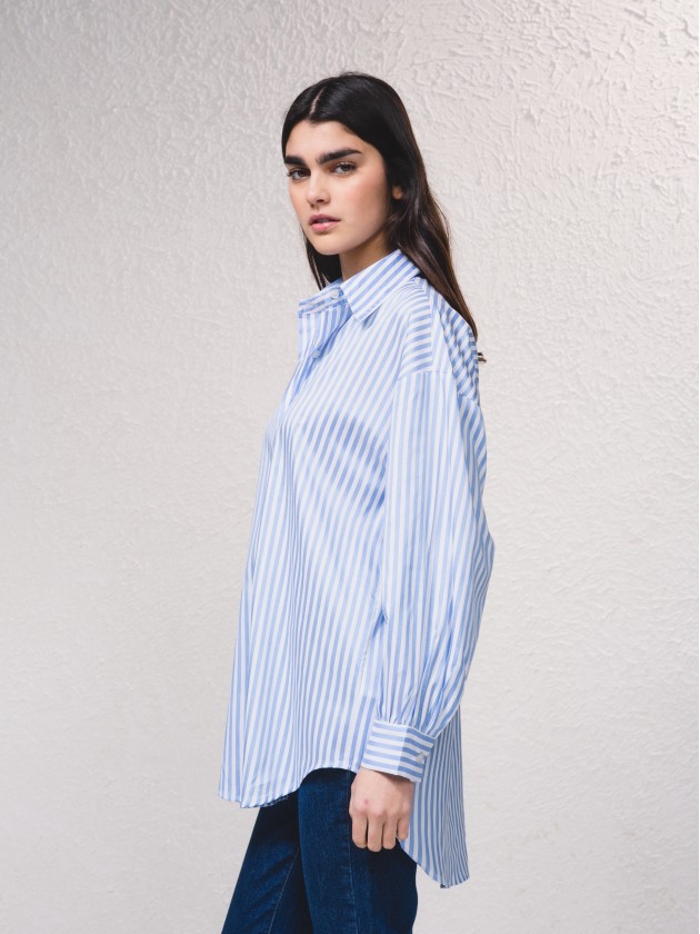 Camisa s riscas e fecho de botes