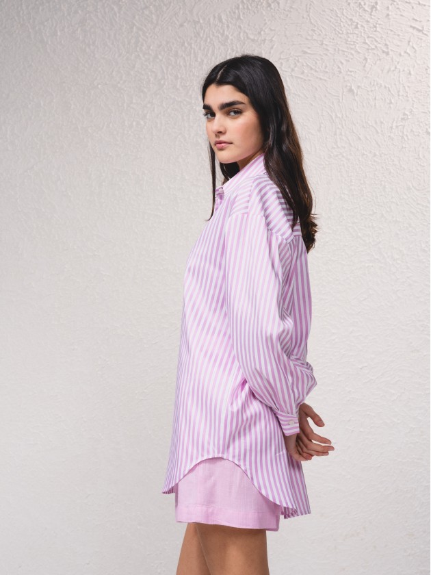 Camisa s riscas e fecho de botes