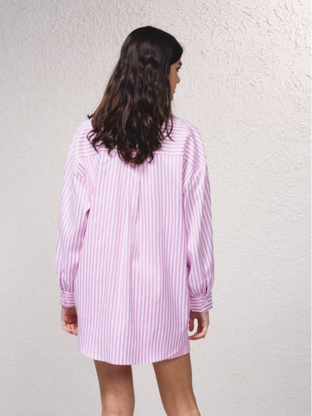 Camisa s riscas e fecho de botes