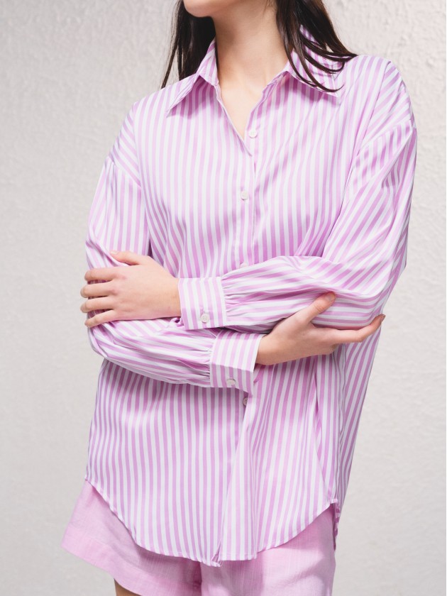 Camisa s riscas e fecho de botes