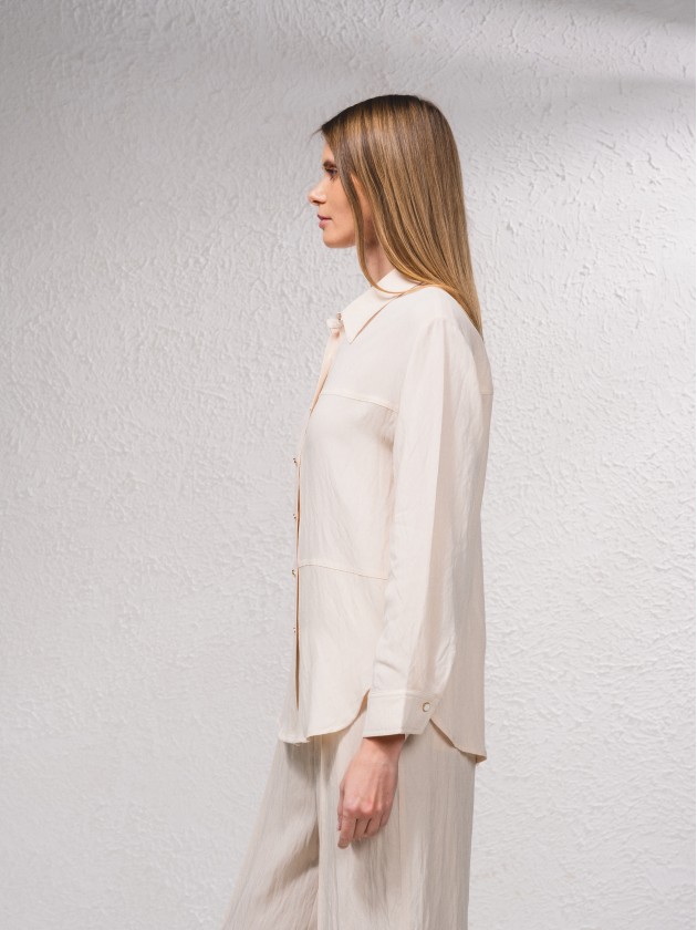 Blusa com fecho de botes  frente