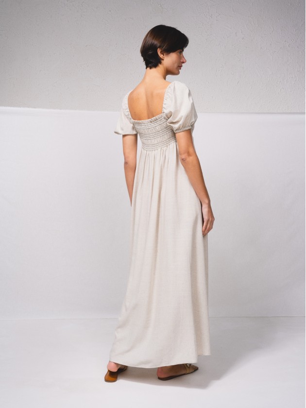 Vestido comprido com franzido no peito
