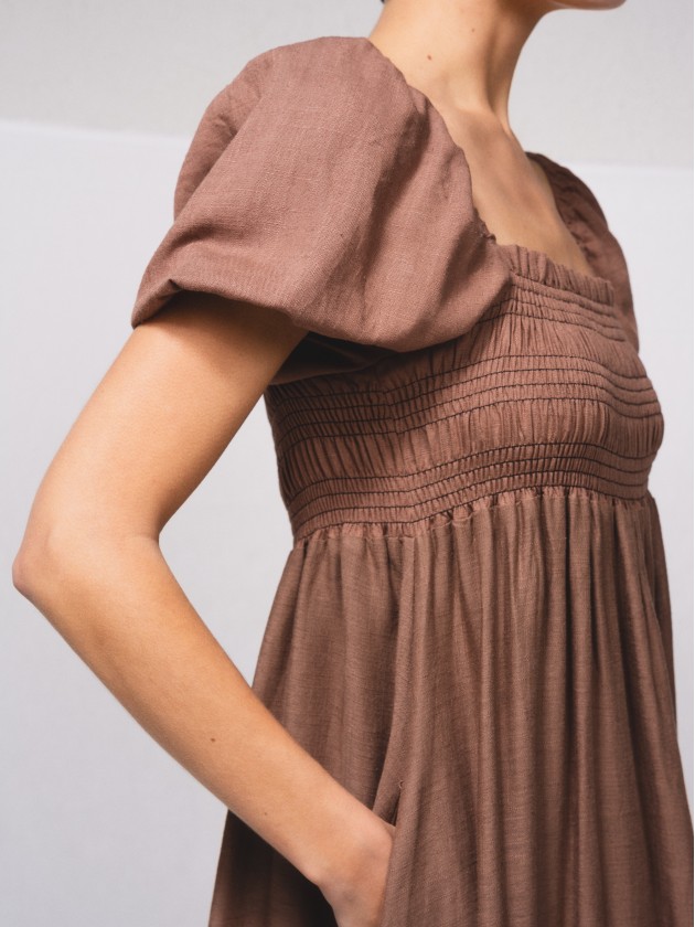Vestido comprido com franzido no peito
