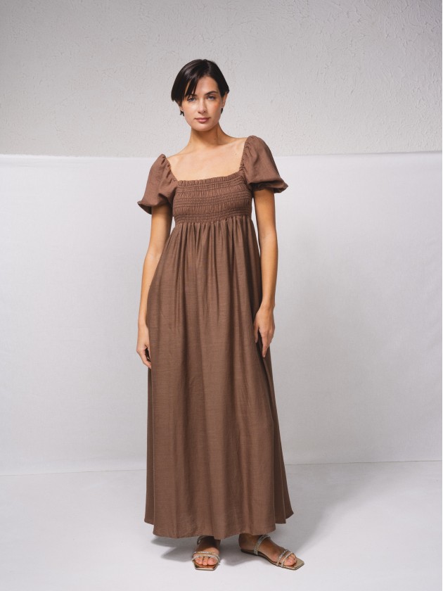 Vestido comprido com franzido no peito