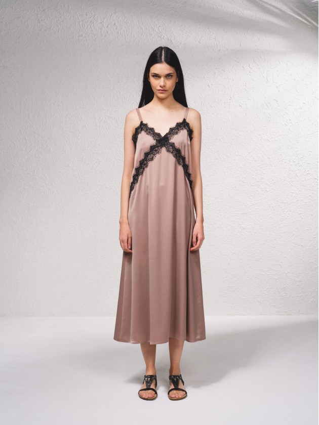 Vestido com aplicaes de renda