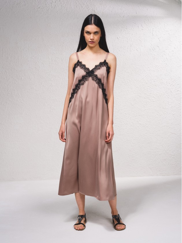 Vestido com aplicaes de renda