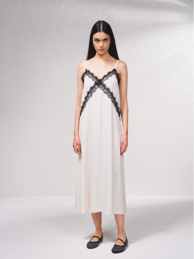 Vestido com aplicaes de renda