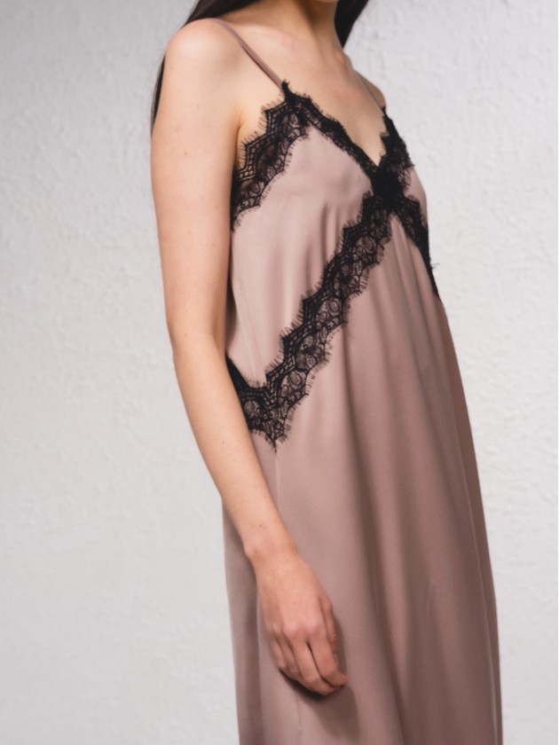 Vestido com aplicaes de renda