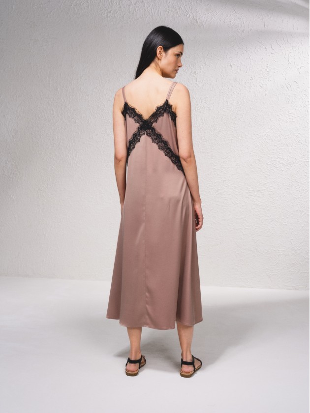 Vestido com aplicaes de renda