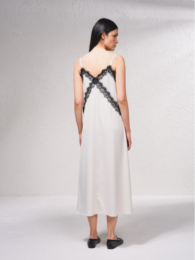 Vestido com aplicaes de renda