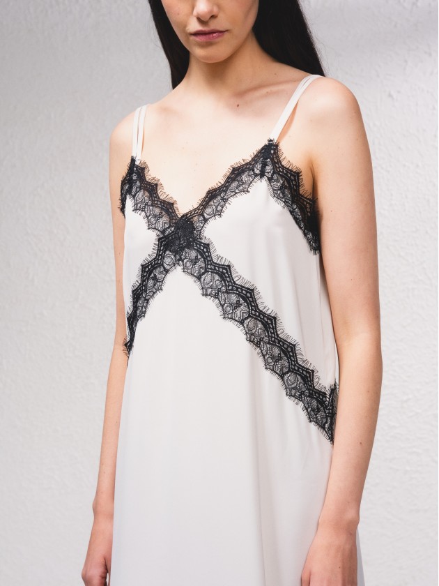 Vestido com aplicaes de renda