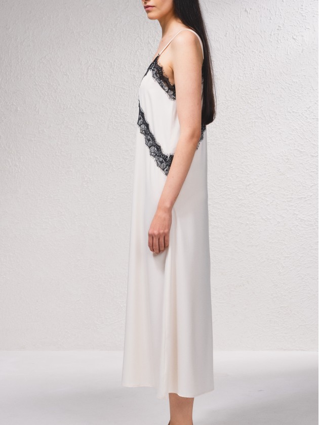 Vestido com aplicaes de renda