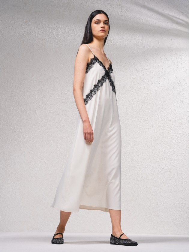 Vestido com aplicaes de renda
