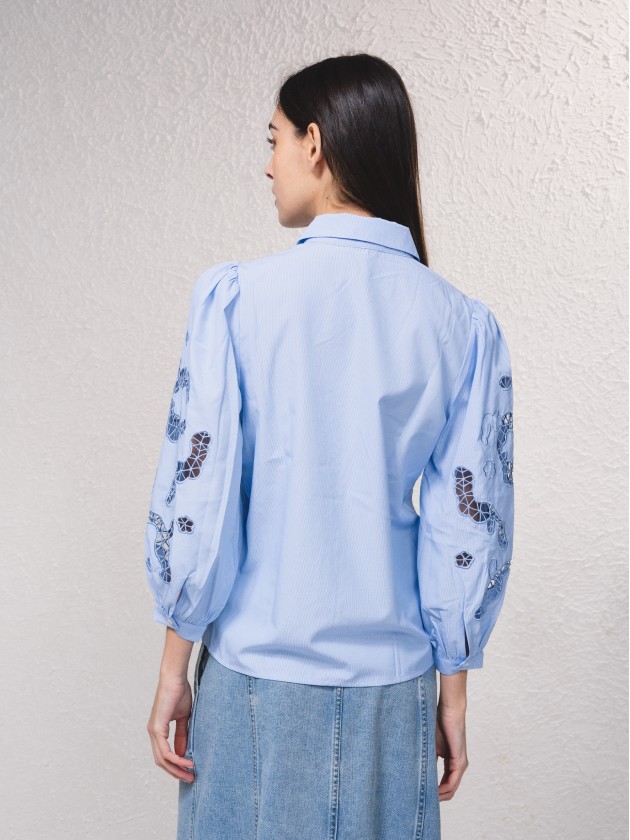 Blusa com mangas bordadas