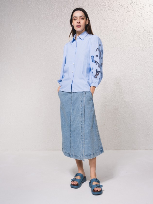 Blusa com mangas bordadas