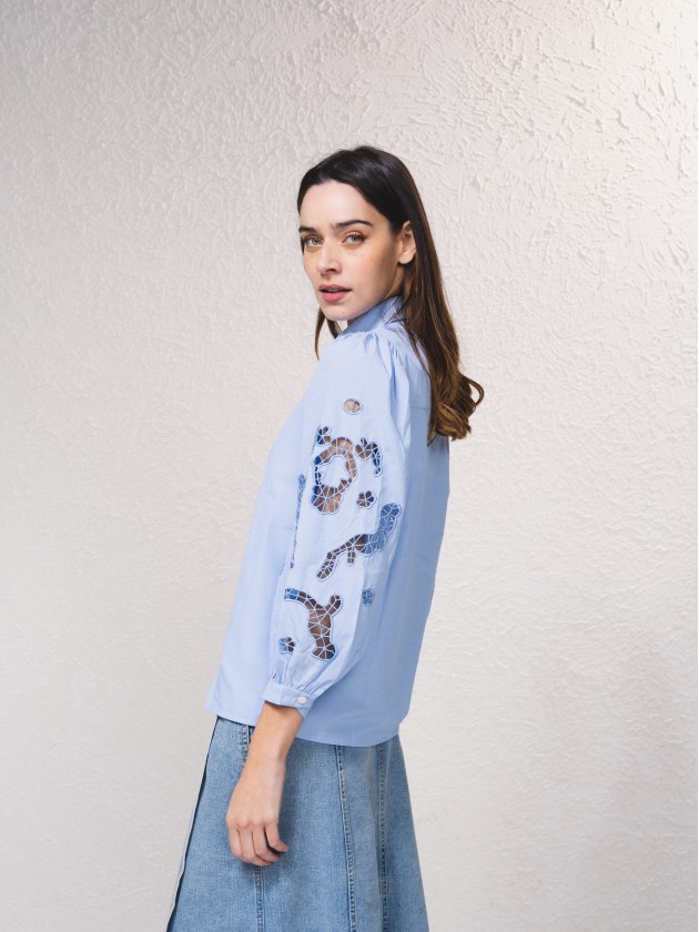 Blusa com mangas bordadas