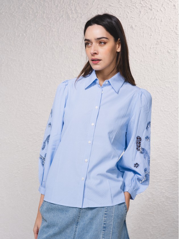 Blusa com mangas bordadas